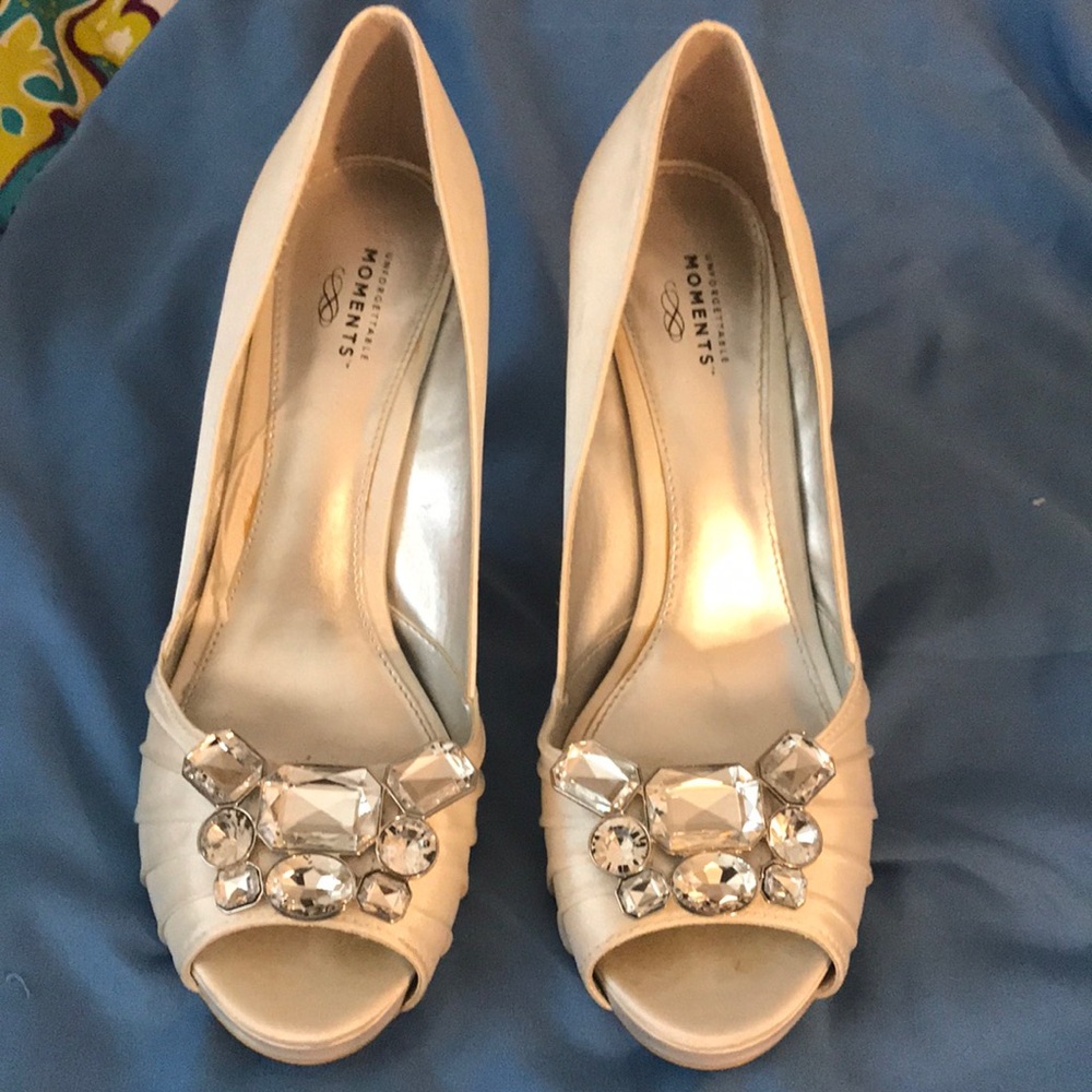 This shoes is a cream with fake like diamonds.